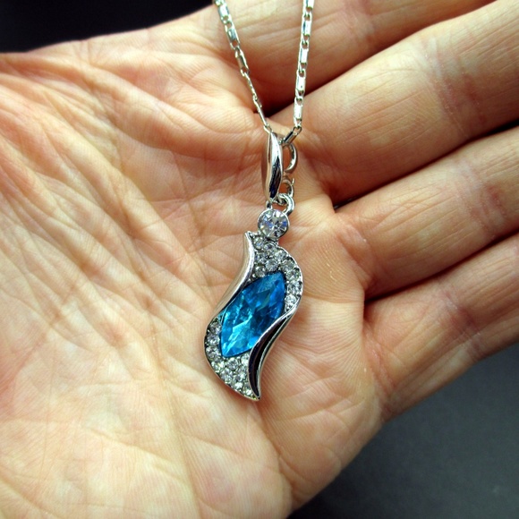 20" Silver Clear & Blue Crystal Pendant Necklace - Picture 3 of 7